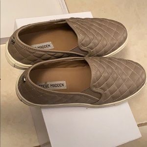 Selling these Steve Madden slip on’s